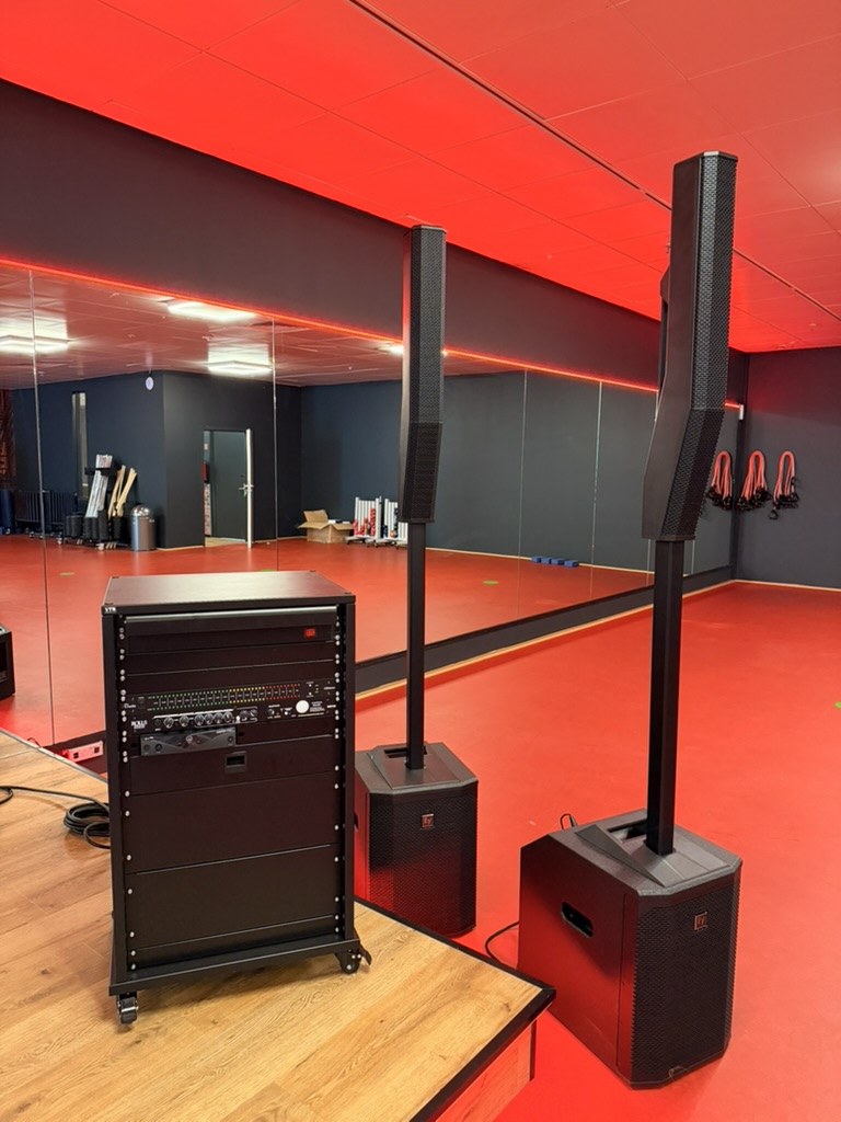 Kursraumanlage mit Audio-Rack, Lautsprechersystem und einfacher Bedienung in einem Fitnessstudio-Kursraum