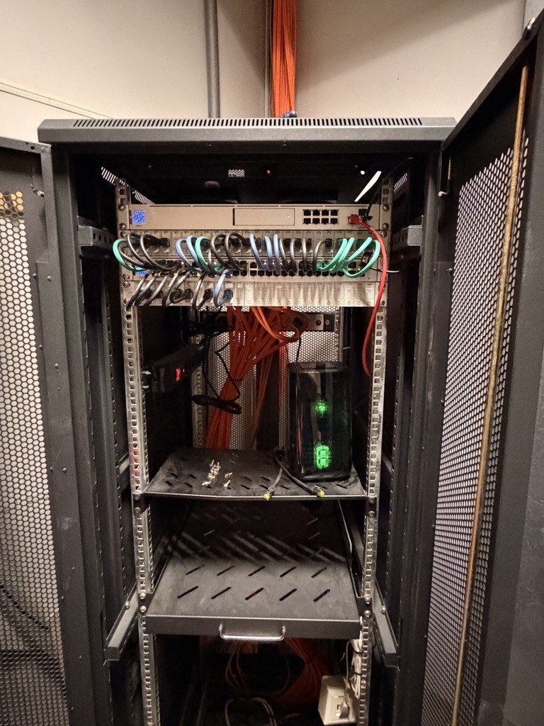 Von da-Solutions gebauter und installierter Serverschrank mit Patchfeld, Netzwerkkomponenten und Verkabelung